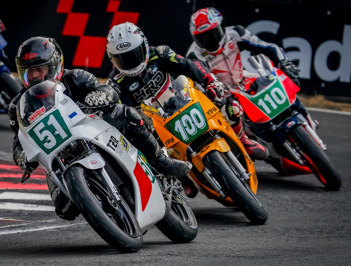RatMally brand ambassador Mike Edwards racing the club-funded Yamaha TZR250 rental motorcycle through the corners at Cadwell Park. Photo by PRMotorsportMedia