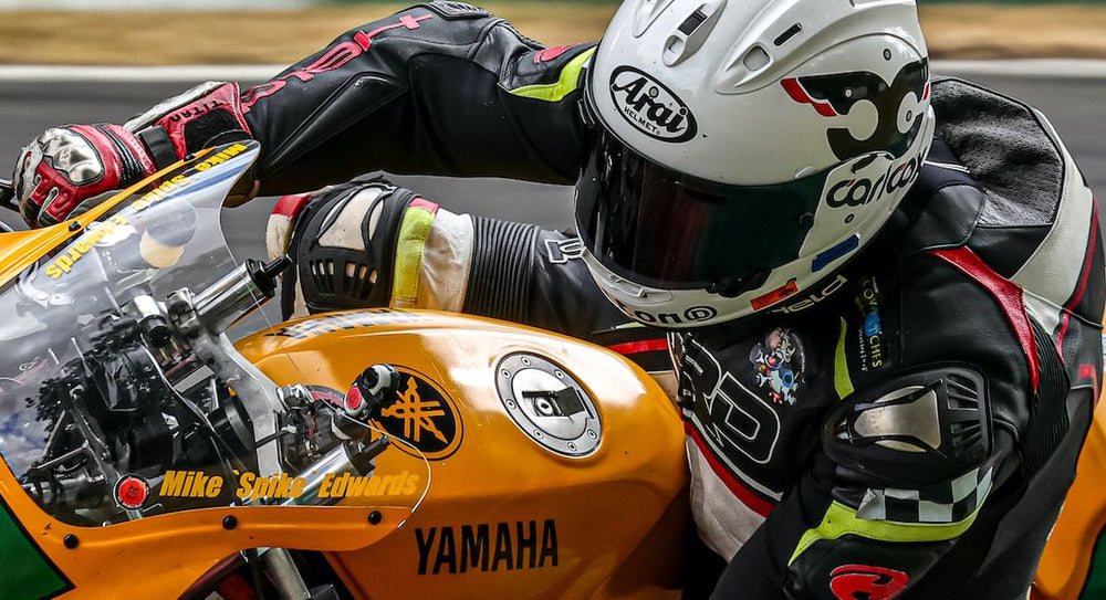 Rider Mike Edwards competing in the Yamaha Past Masters championship aboard the TZR250 rental bike at Cadwell Park. Photo by PRMotorsportMedia.